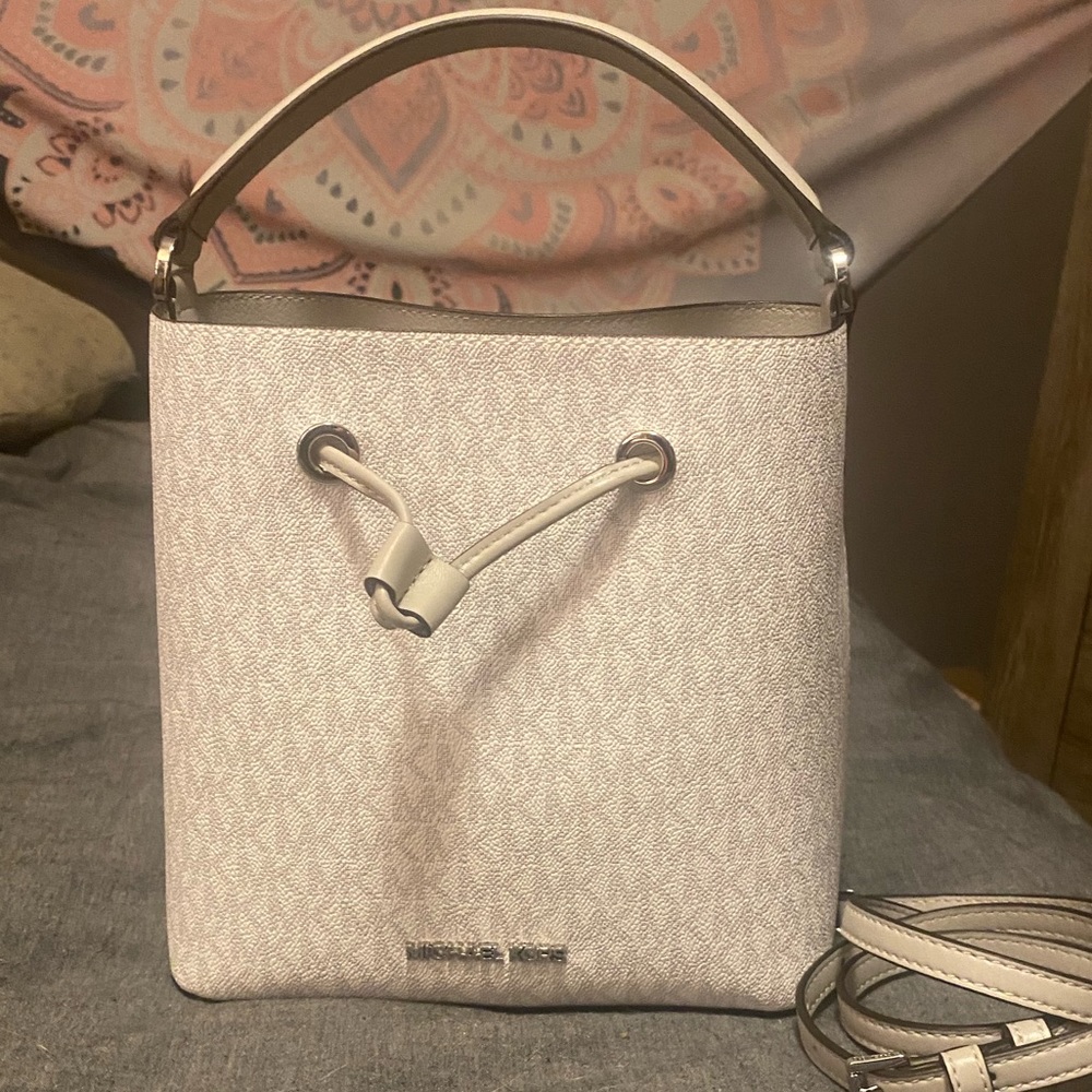 NWOT Michael Kors Bucket Messenger
Bag-Gabysbags